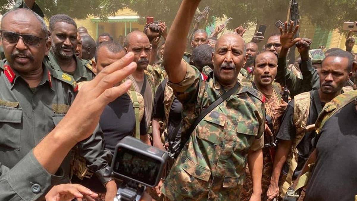 البرهان يظهر علناً لأول مرة ويلتقي جنوده في الميدان