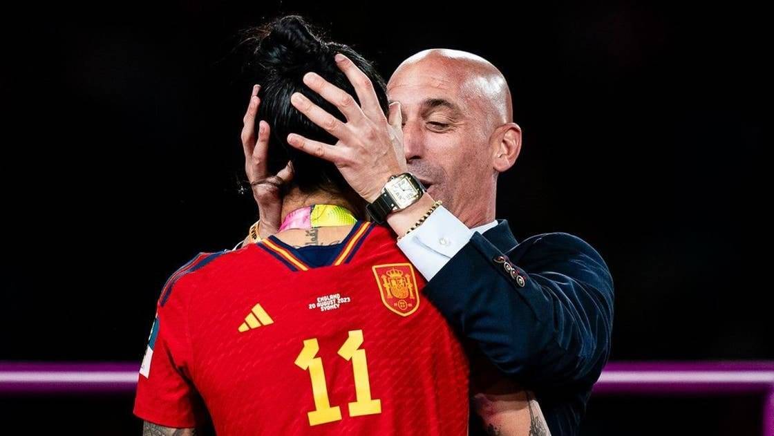 الاتحاد الإسباني... وتداعيات القبلة...تفاصيل