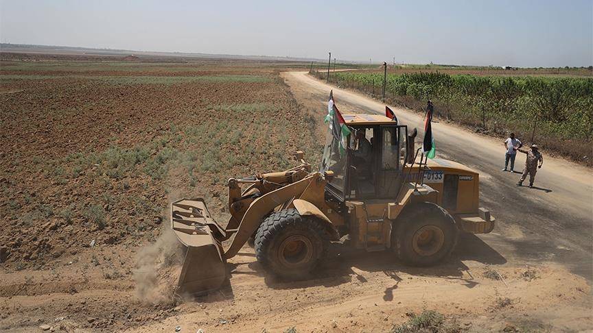 غزة.. فلسطينيون ينفذون أعمال تجريف لتفعيل مخيمات العودة