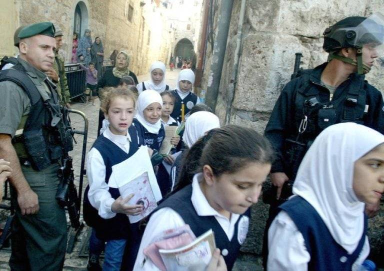 قوات الاحتلال الإسرائيلي تصادر كتب المنهاج الفلسطيني في القدس