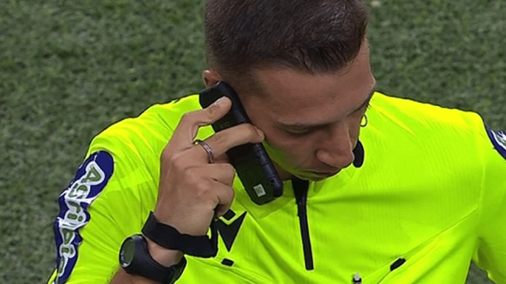 حكم يستعين بالهاتف بسبب تعطل تقنية الـVAR في الدوري البرتغالي
