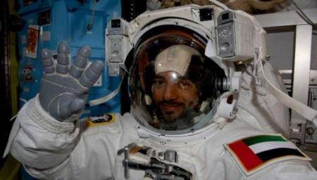 هبوط مركبة الفضاء دراغون على سطح الأرض بسلام