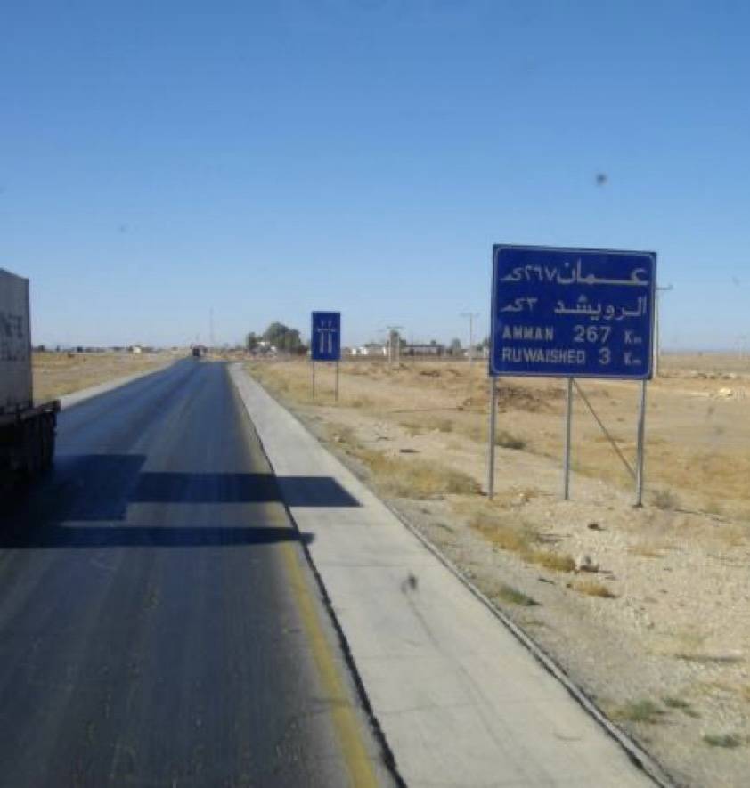وفاتان وإصابة بليغة بتصادم مركبة وتريلا على طريق الرويشد