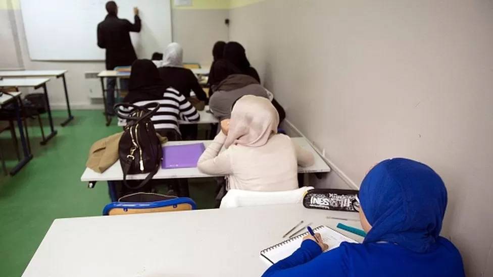 فرنسا تحظر ارتداء الطالبات المسلمات للعباءات في المدارس الحكومية