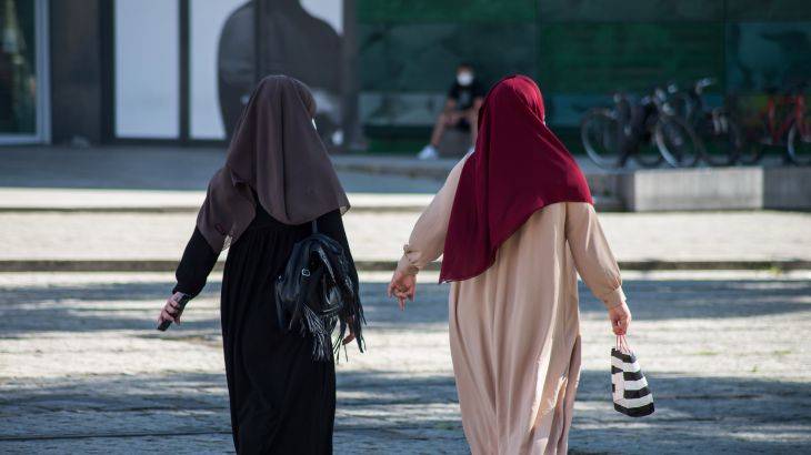 فرنسا.. مجلس الدولة يعيد النظر بحظر ارتداء العباءة بالمدارس