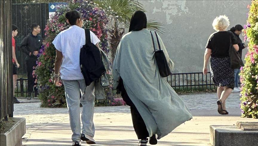فرنسا.. نحو 300 طالبة مسلمة يتحدين الحظر ويذهبن للمدارس بالعباءة