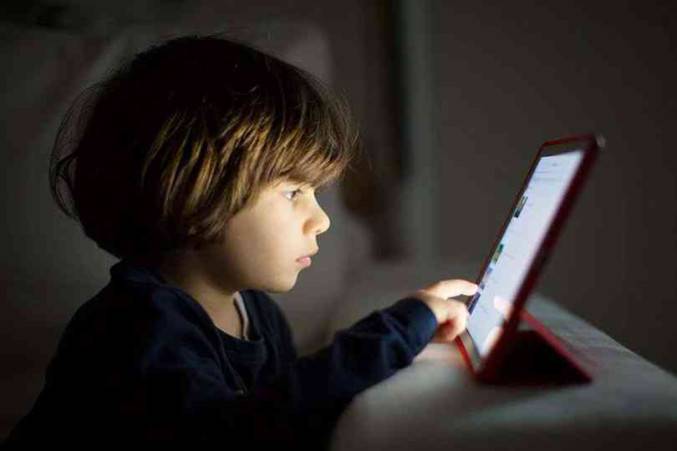هذا ما يحدث لطفلك عند تعرضه للشاشات الإلكترونية