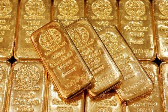 الذهب يرتفع مع تخلي الدولار عن مكاسبه