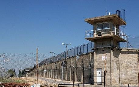 ثلاثة معتقلين يواصلون الإضراب عن الطعام في سجون الاحتلال