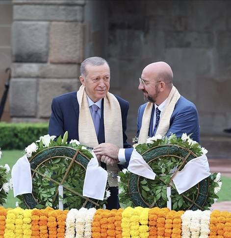 أردوغان يزور ضريح المهاتما غاندي في العاصمة الهندية