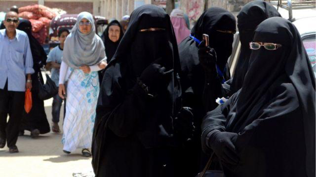 مصر تحظر ارتداء النقاب في المدارس.. وغطاء الرأس اختياري