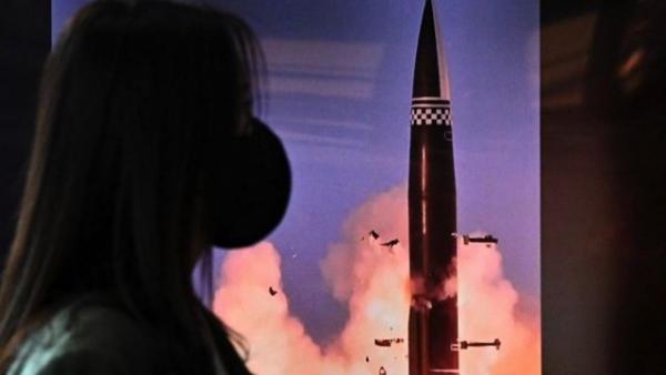 كوريا الشمالية تطلق صاروخا بالستيا بوجود كيم في روسيا