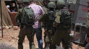 الاحتلال يعتقل 14 فلسطينيا بالضفة ويواصل إغلاق مداخل نابلس