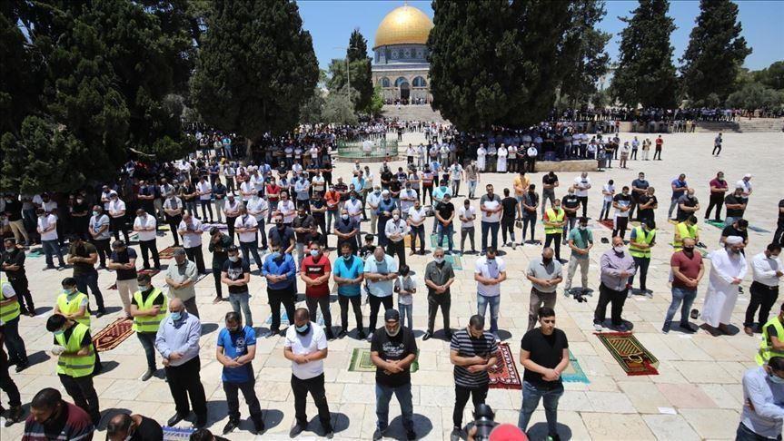 40 ألفا يؤدون صلاة الجمعة بالمسجد الأقصى
