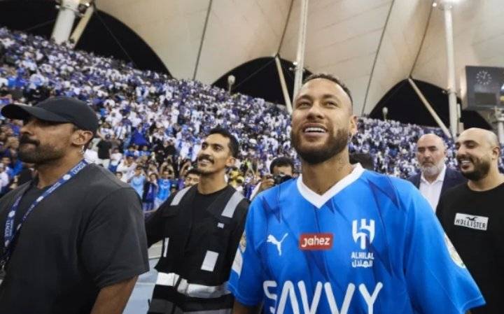 نيمار على دكة بدلاء الهلال في مباراة الرياض
