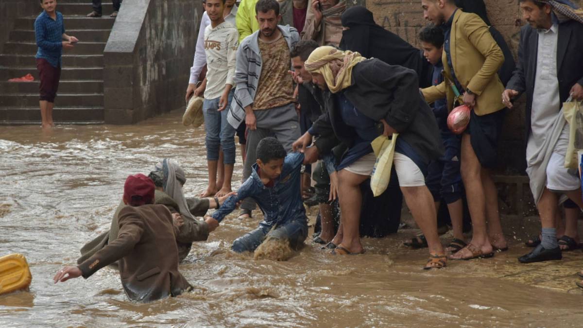 بصواعق رعدية وسيول.. مقتل 8 أشخاص في اليمن