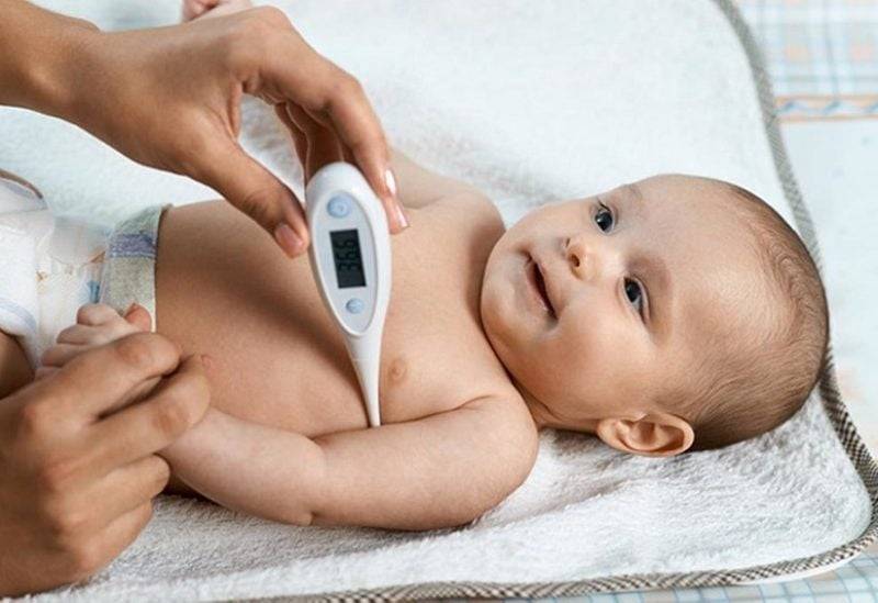 طريقة صحيحة وبسيطة لخفض درجة حرارة طفلك