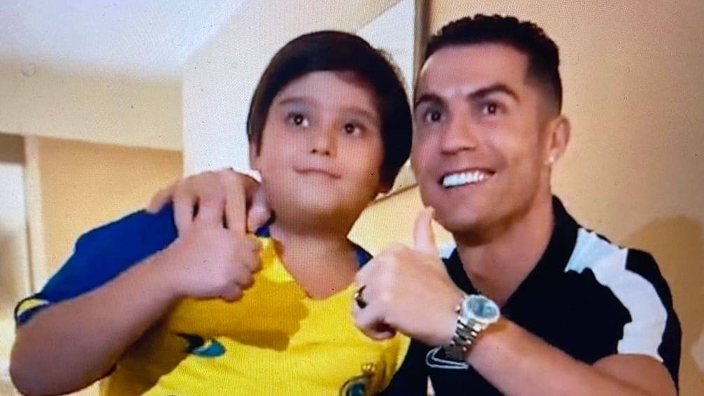 رونالدو يحقق حلم الطفل الإيراني الذي بكى من أجل التصوير معه...صور