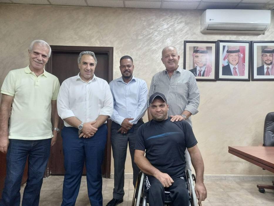أبو الرز يستقبل وفد نادي الشيخ حسين