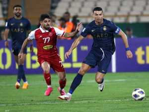 لهذا السبب رونالدو اشتكى من ملعب آزادي.. ولاعب إيراني يرد