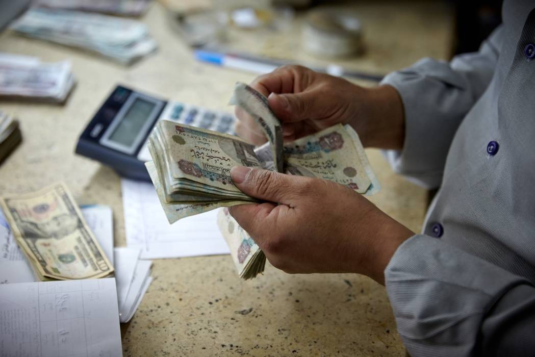 سعر الدولار اليوم مقابل الجنيه المصري.. ارتفاع في السوق السوداء واستقرار رسمي