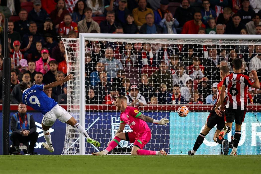 إيفرتون يحقق فوزه الأول في الدوري الإنجليزي بثلاثية في مرمى برينتفورد