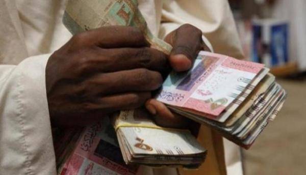 انهيار الجنيه السوداني يزيد معاناة الفارين من الحرب