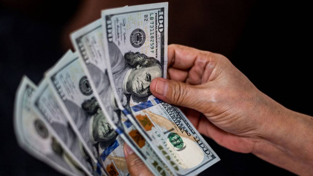 الدولار عند أعلى مستوياته مع ارتفاع عوائد السندات الأمريكية