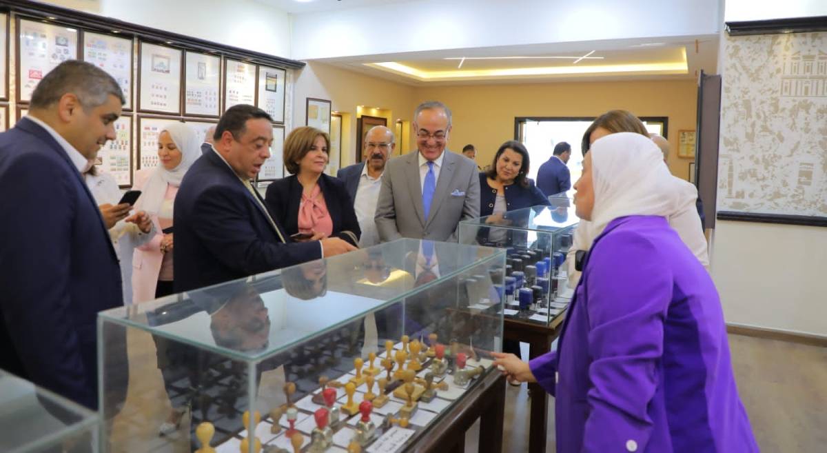  سياحة الأعيان  تزور متحف الطوابع البريدية