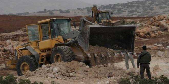 قوات الاحتلال تجرف أراضي زراعية غرب سلفيت