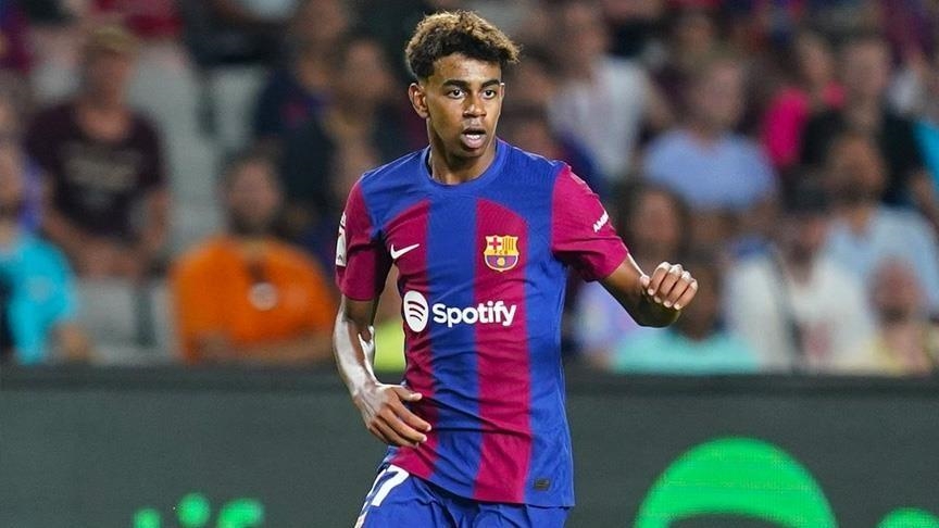 برشلونة يجدد عقد لامين يامال 3 سنوات