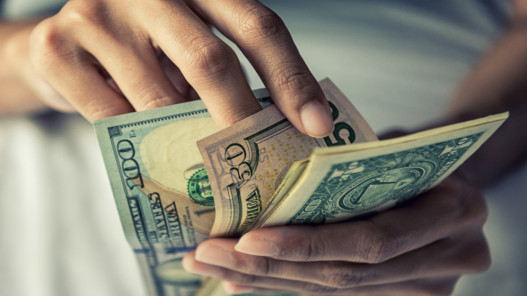 الدولار عند مستوى مرتفع جديد وسط بيانات قوية