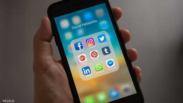لهذه الأسباب.. لا ينصح باستخدام الهاتف في المرحاض