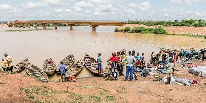 نيجيريا.. أربعون مفقوداً على الأقل جراء غرق مركب في نهر النيجر
