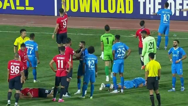 اشتباكات بين لاعبي نساجي الإيراني والهلال السعودي