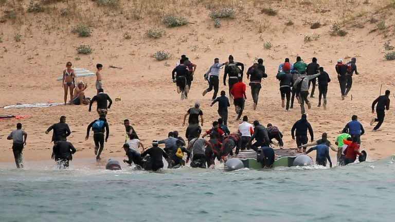 بريطانيا تحذر من تدفق ملايين اللاجئين في المستقبل