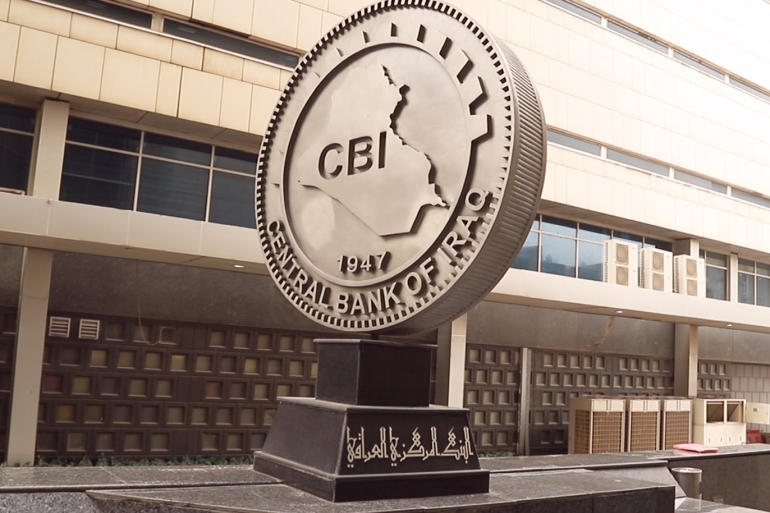 العراق يحظر السحب النقدي بالدولار