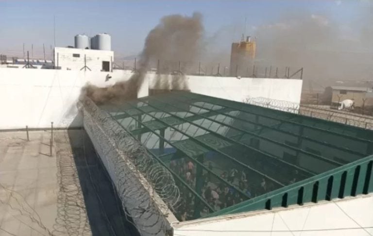 لبنان.. تمرد داخل سجن زحلة والنزلاء يضرمون النار ويحتجزون ضابطا