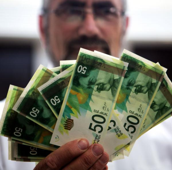 العملة الإسرائيلية تهبط إلى أدنى مستوى منذ 8 أعوام