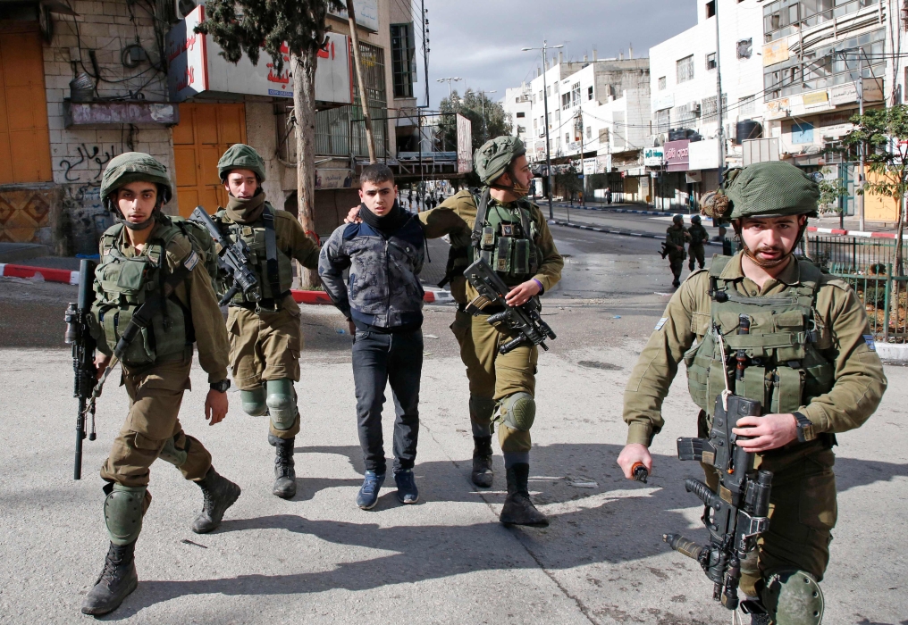 الاحتلال الإسرائيلي يغلق مداخل مدن الضفة والقدس ويعتقل 40 فلسطينيا
