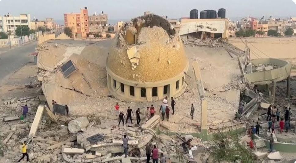 فلسطينيون يتفقدون آثار تدمير مسجد بخان يونس