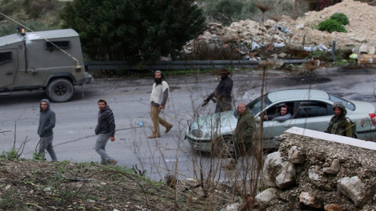 مستوطنون يجبرون مزارعين فلسطينيين على مغادرة أراضيهم غربي رام الله