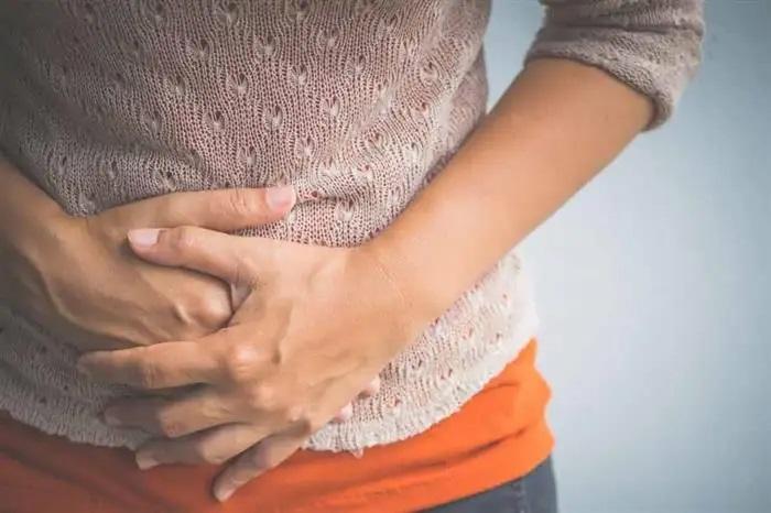 أسباب ألم البطن تحت السرة.. بعضها خطير