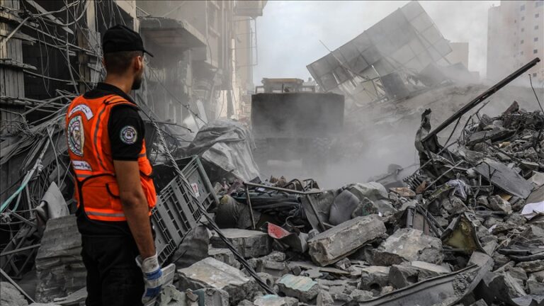الدفاع المدني في غزة: أعداد كبيرة تحت أنقاض منازلهم