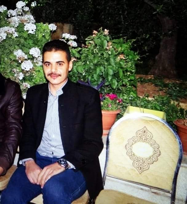 عمر حمد الله الدبايبة و زوجته يُهنئان ابنهم منذر بعقد قرانه