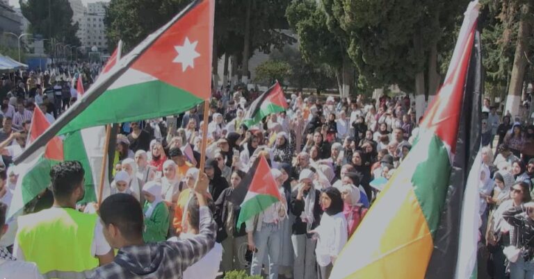 طلبة “الأردنية” ينفذون وقفة تضامنية تنديدا بجرائم الاحتلال الإسرائيلي