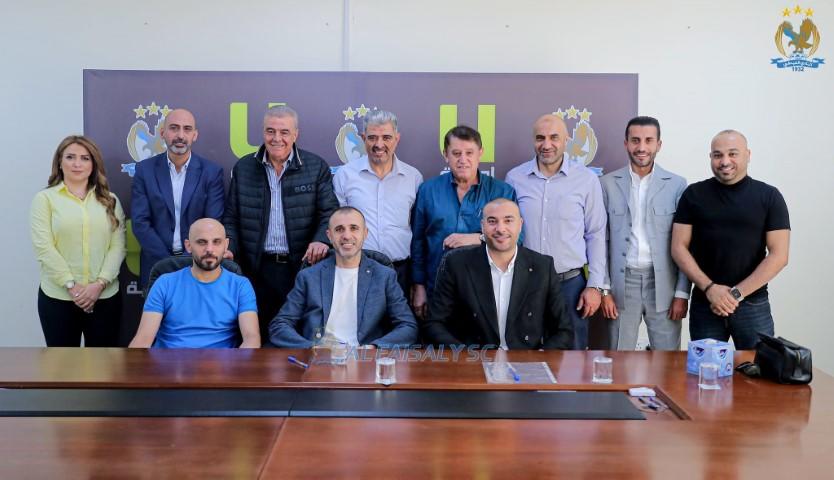 الكادر الفني الجديد يوقع على كشوفات الفيصلي