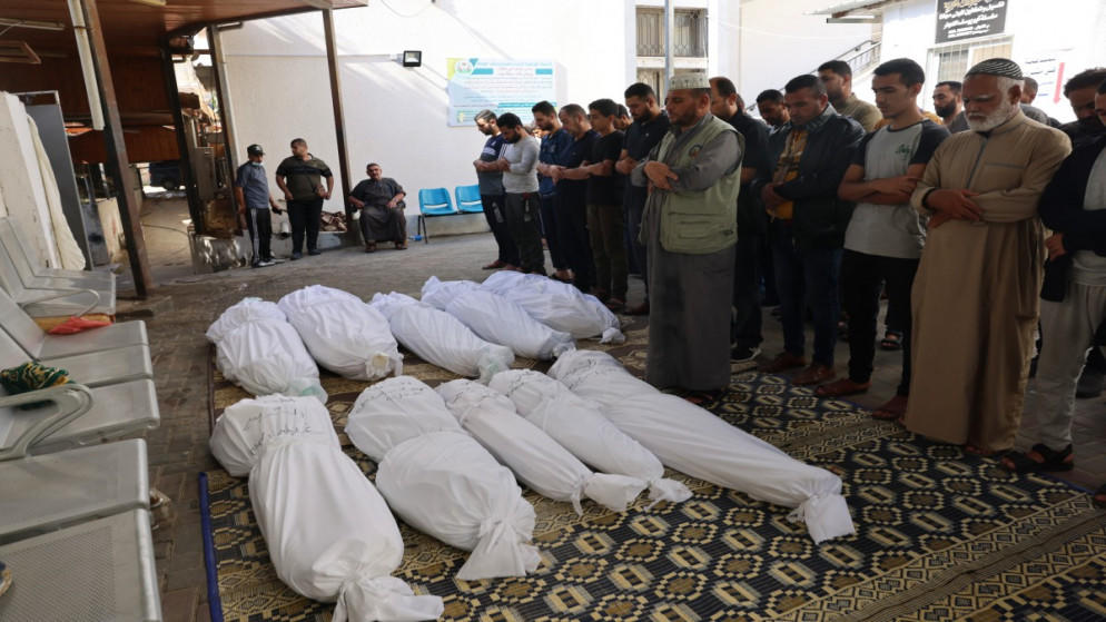 استشهاد 25 فلسطينيا في مخيم الشاطئ