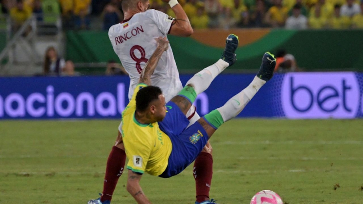 متحدث المنتخب البرازيلي: إصابة نيمار أمام فنزويلا غير مقلقة