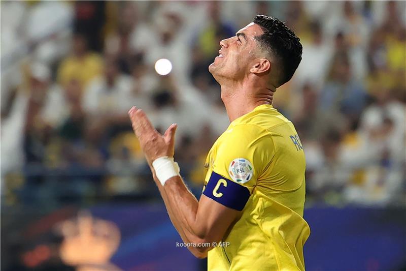 طفل يقبّل رونالدو خلال مشاهدته على الجوال  صور